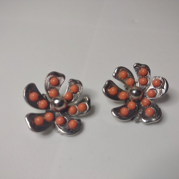 Vintage Metal Clip On Flower Earrings - Picture 2 of 10